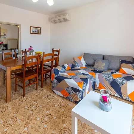 4 Bedroom In Apartman Póla
